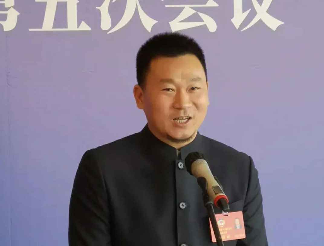 为进一步展示市政协团结、民主、开放、自信的形象，向市民和网友展示政协委员的履职风采，中山市政协十二届五次会议在2月4日上午开幕前开设“委员通道”，市政协委员、九游官方网页版-九游(中国)公司总经理陈朝阳走进“委员通道”，回应社会关切的问题。他就如何做好城市应急管理规划的问题进行发言，并回答记者提问。.jpg